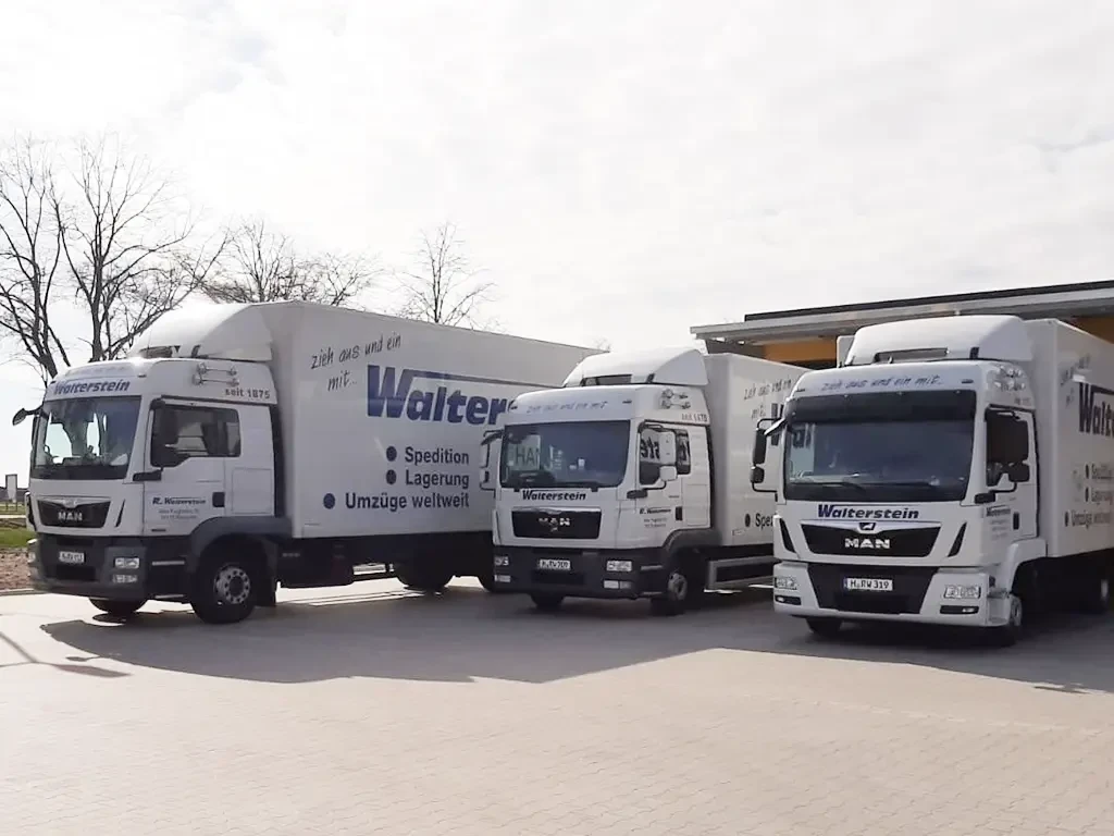 Drei Walterstein Transportfahrzeuge auf dem Firmengelände