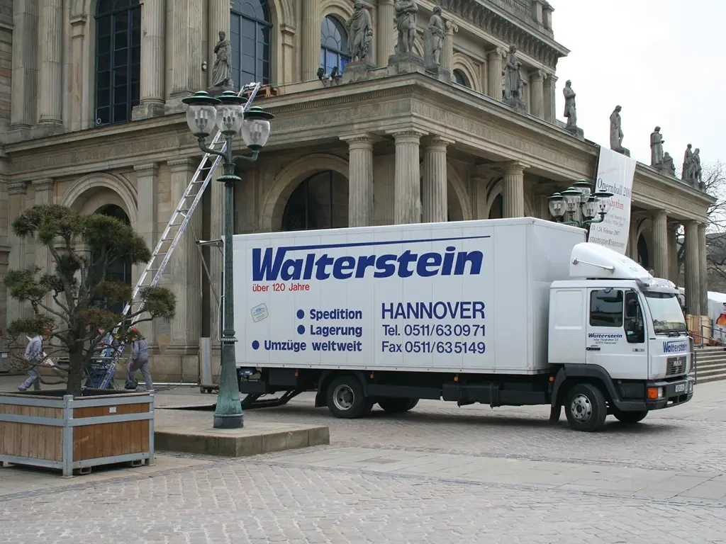 Walterstein Fahrzeug vor einem historischen Gebäude